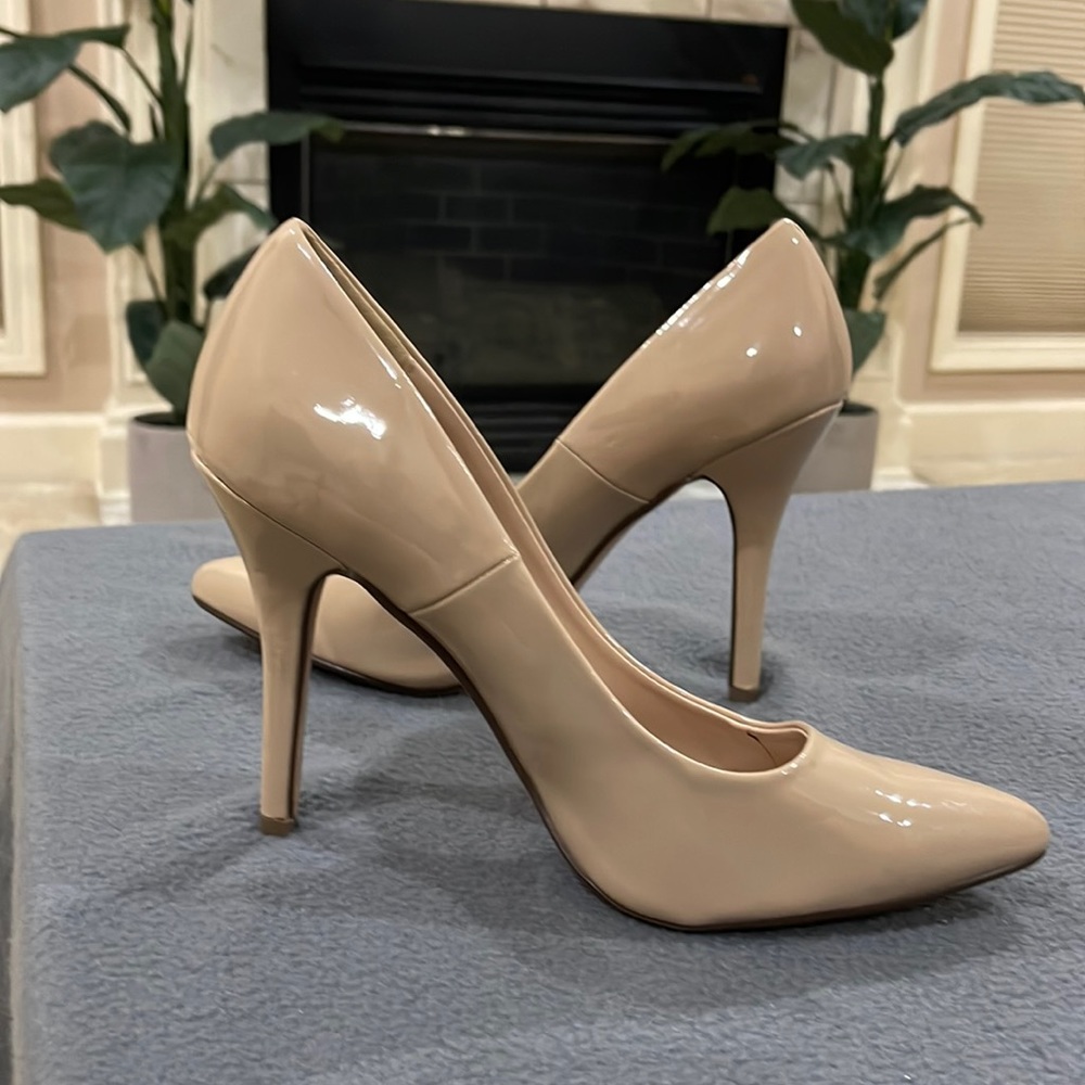 Tan heel size 9 worn once Great condition